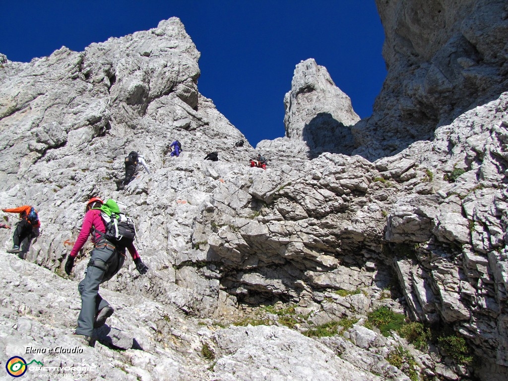 09 Seguendo i bolli saliamo per il canalone.JPG